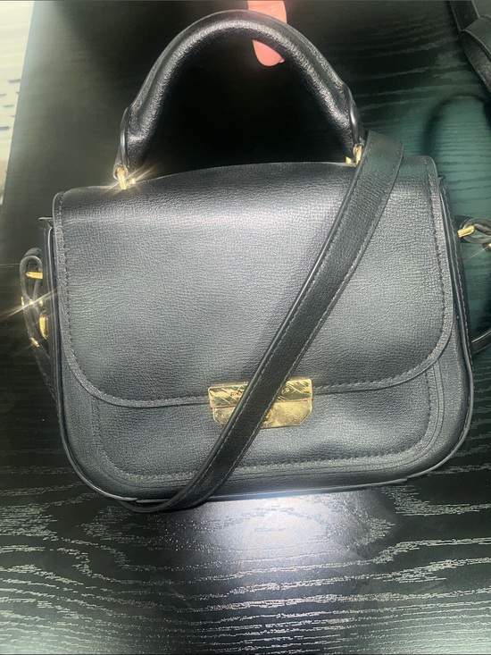 Marc Jacobs Handbags - Marc Jacobs Structured Black Shoulder Bag with Top Handle and Gold Accent EUC
